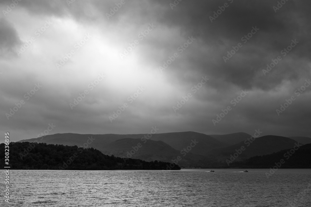 Bewölkter Himmel am Loch Lomond und zwei Boote