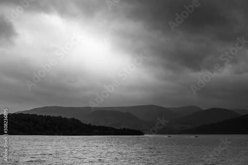 Bewölkter Himmel am Loch Lomond und zwei Boote