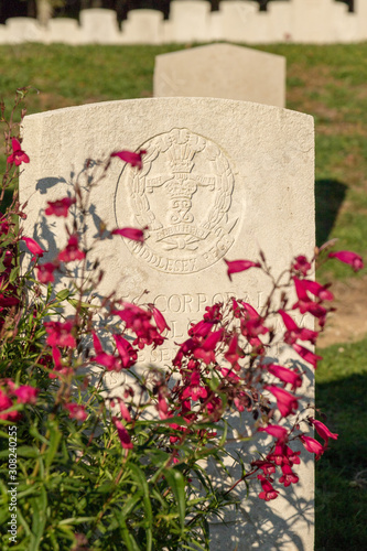 Stèle fleurie - Cimetière britannique d'Etaples-sur-Mer photo