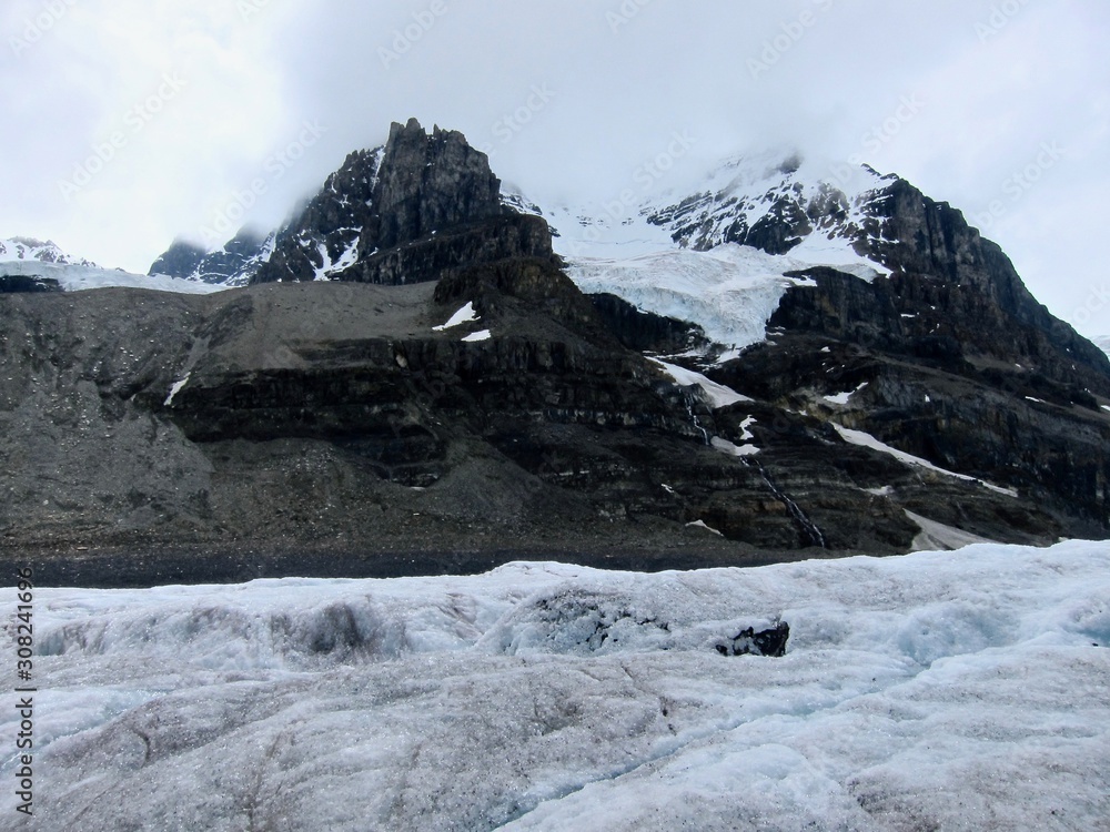 Obraz premium El agua corriendo en los glaciares