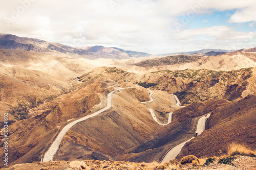 carretera serpentea marruecos photo