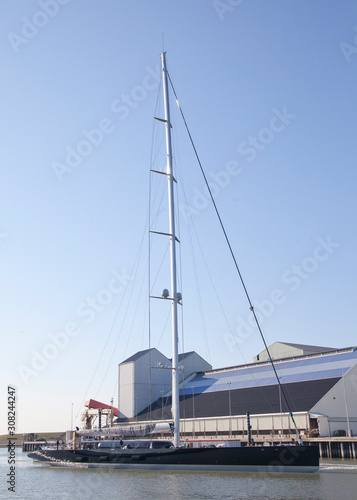 Installing a mast on a super sailingyacht. Shipbuilding. Yachting. 