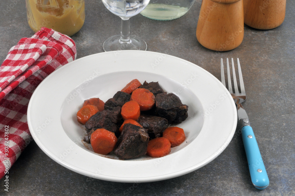 Assiette de viande de bœuf et carottes en sauce