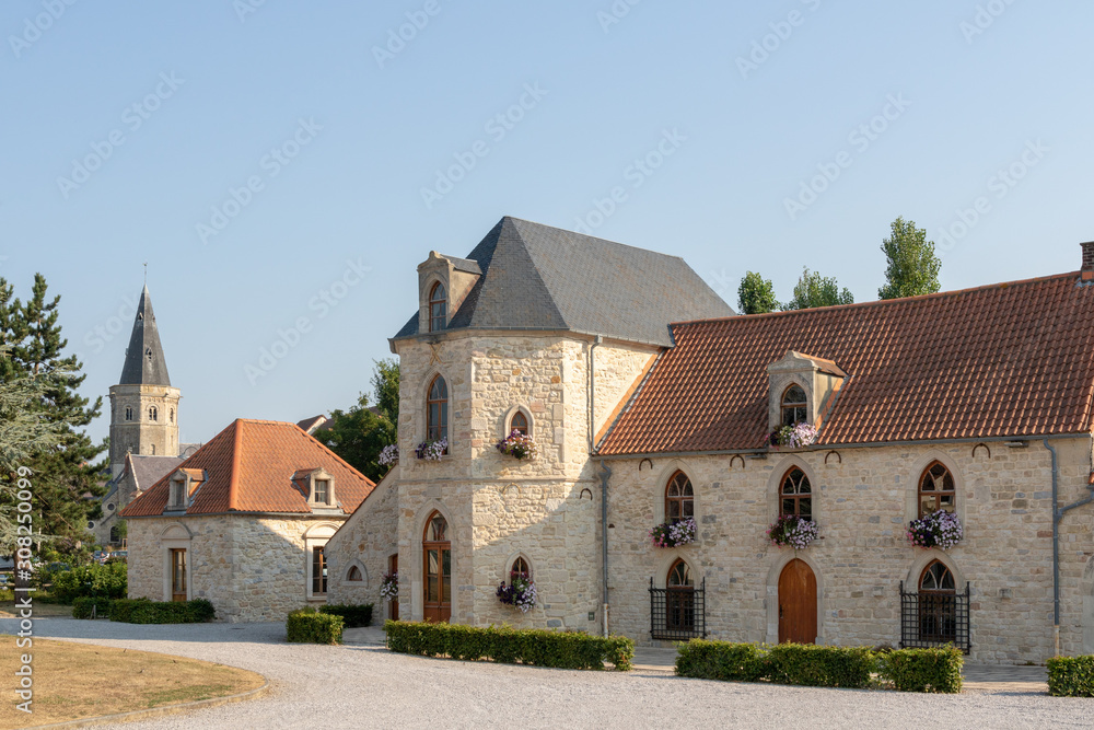 Château Mollack et le clocher de l'église de Marquise