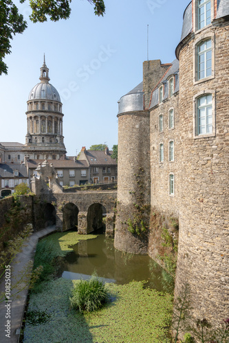 Les douves du château comtal et le clocher de la Basilique de Boulogne-sur-Mer