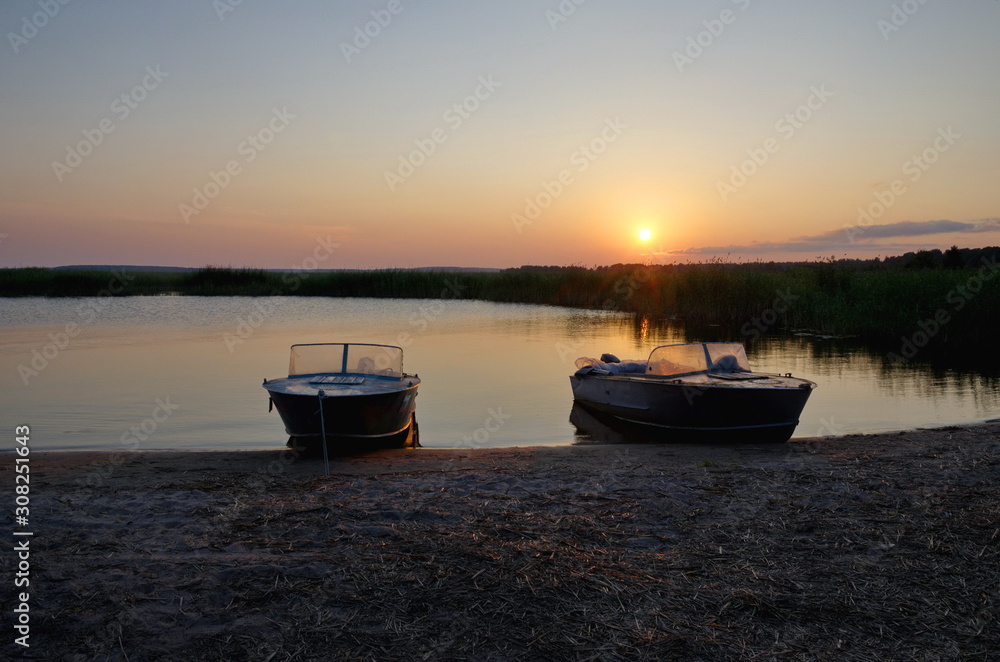 Naklejka premium Sunset on lake Seliger. Boats on the shore