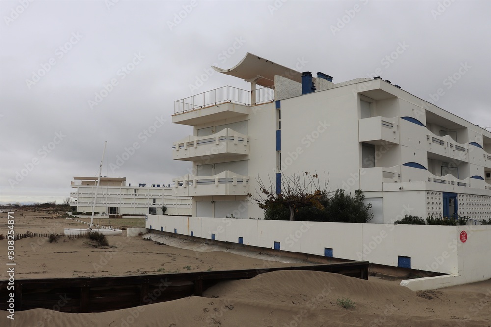 Habitations au bord de la plage des artistes - Le Grau du Roi - Département du Gard - Languedoc Roussillon - Région Occitanie - France
