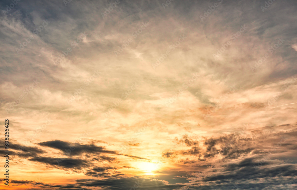 Fototapeta premium Dramatischer Wolkenhimmel zur Goldenen Stunde