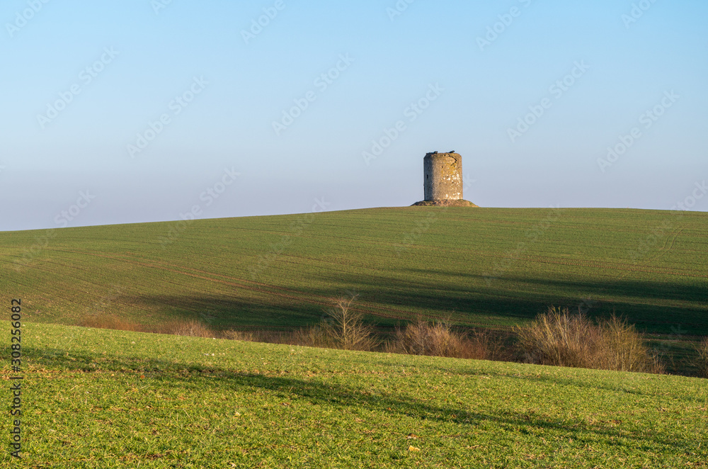 Ruine d'un moulin dans la campagne boulonnaise