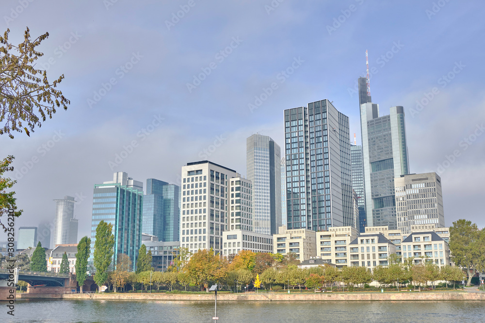 Fototapeta premium Malowniczy widok na Frankfurt nad Menem - metropolię i największe miasto niemieckiego kraju związkowego Hesja w Niemczech. Piękny letni wygląd śródmieścia dużego niemieckiego miasta finansowego