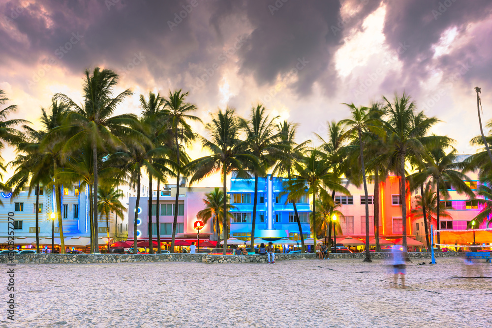 Fototapeta premium Miami Beach, Floryda, USA pejzaż z budynkami w stylu art deco na Ocean Drive