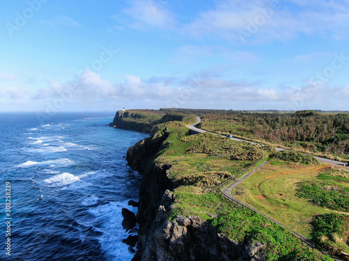 宮古ブルーに染まる宮古島最南端、東平安名崎の断崖絶壁海岸線