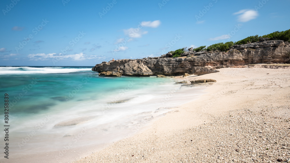 plage de sable blanc et rocher sous les tropiques, île de rodrigues, île maurice