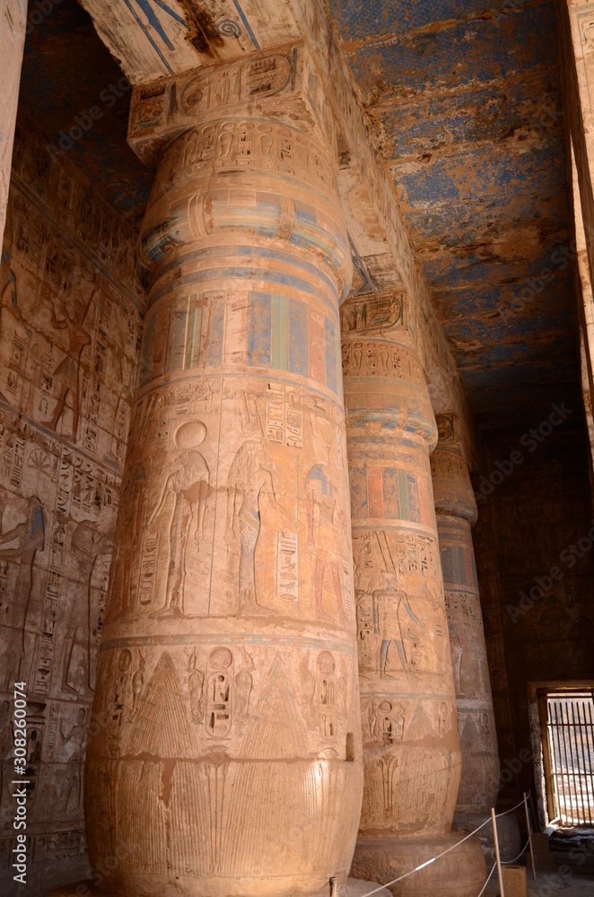 COLONNES TEMPLE DE TOUTHMOSIS III TEMPLE DE KARNAK LOUXOR EGYPTE