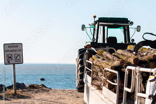 Tracteur et Chaland conchylicole avec bouchot  