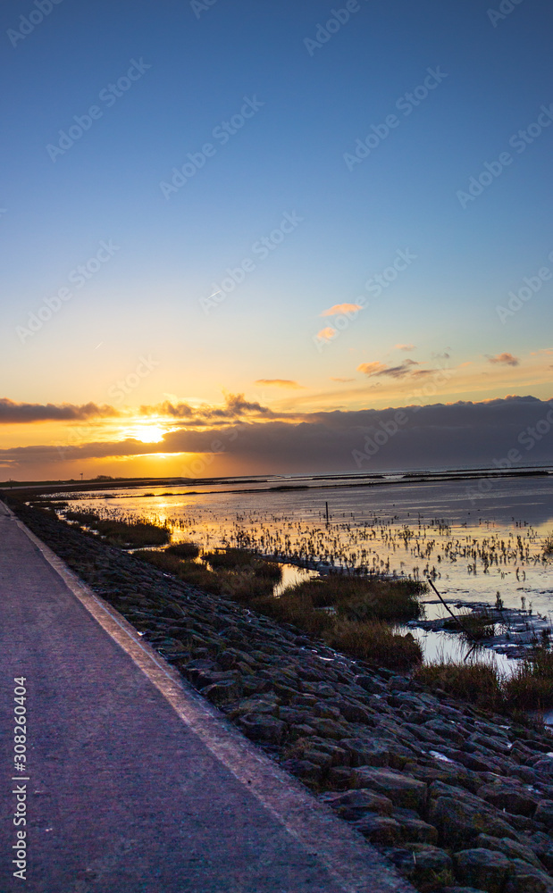 Obraz premium Sonnenuntergang an der Nordseeküste