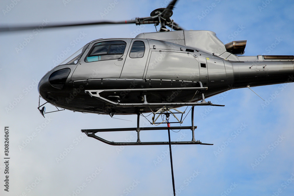 Obraz premium Ein Lastenhubschrauber auf der Bahn Baustelle Köthen, Mastentransport
