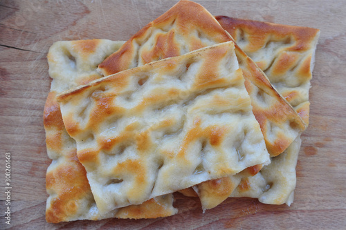 Obraz na płótnie Italia, Genova - Tipica focaccia genovese della liguria fatta a mano in panetteria a Santa Margherita Ligura vicino a Portfino w salonie