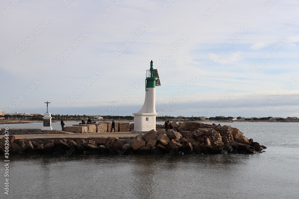 Phare vert et blanc sur la mer Méditerranée - Village Le Grau du Roi - Département du Gard - Languedoc Roussillon - Région Occitanie - France Phare vert et blanc sur la mer Méditerranée - Village Le Grau du Roi - Département du Gard - Languedoc Roussillon - Région Occitanie - France