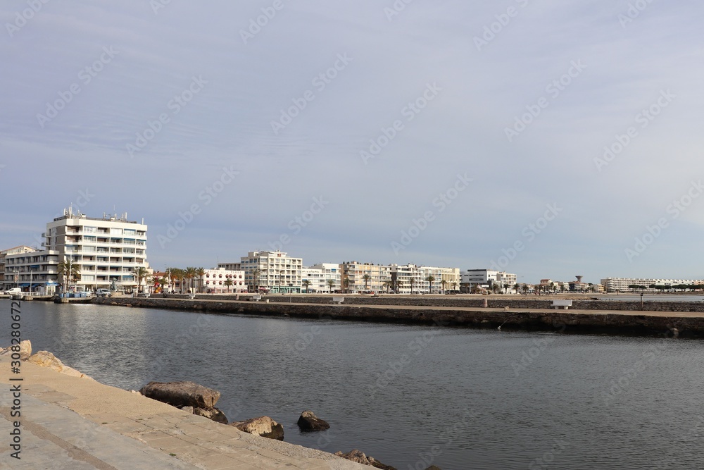 Obraz premium Le bout du canal du Rhône à Sète sur la mer Méditerranée - Village Le Grau du Roi - Département du Gard - Languedoc Roussillon - Région Occitanie - France