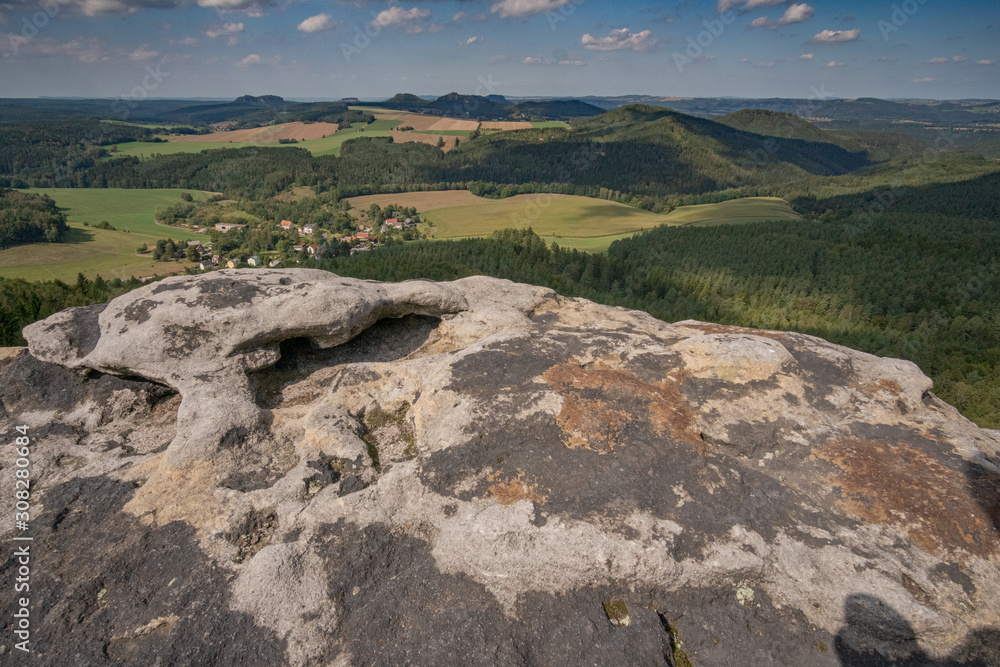 Der Blick vom Kleinen Zschirnstein schweift vom Bielatal, dem Paffenstein mit der Barbarine, den Gohrischstein bis zum Schrammstein.