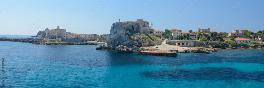 Hafen der Isola Pianos vom blauem Meer aus gesehen