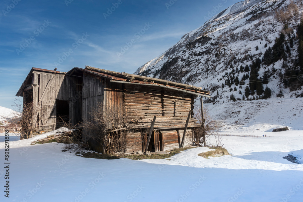 Holzhütte in den Bergen vom Zillertal in Tirol