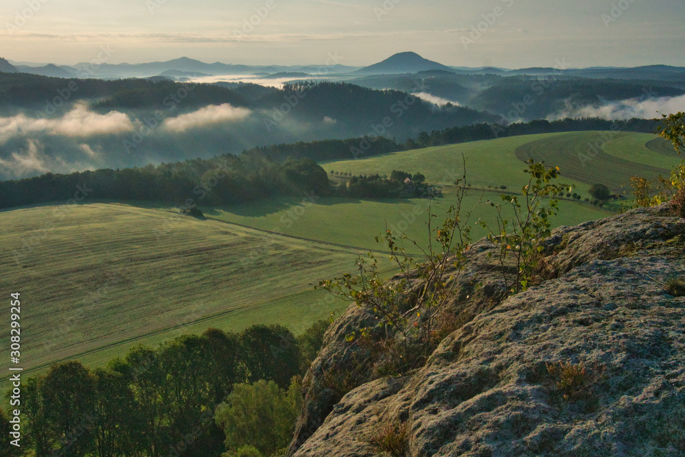 Fototapeta premium Faszinierende, beeindruckende Morgenstimmung mit Nebel über den Elbe, Täler im Nationalpark Sächsische Schweiz. Blick von der Kaiserkrone auf Zirkelstein, Rosenberg, Schrammsteine bis Lilienstein.