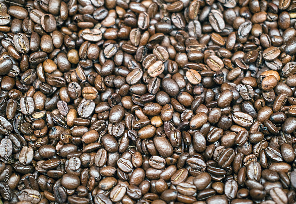 Draufsicht auf einen großen Haufen von Kaffeebohnen - selektiver Fokus, wenig Tiefenschärfe Draufsicht auf einen großen Haufen von Kaffeebohnen - selektiver Fokus, wenig Tiefenschärfe