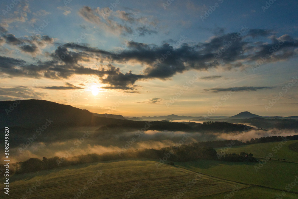 Faszinierende, beeindruckende Morgenstimmung mit Nebel über den Elbe, Täler im Nationalpark Sächsische Schweiz. Blick von der Kaiserkrone auf Zirkelstein, Rosenberg, Schrammsteine bis Lilienstein. Faszinierende, beeindruckende Morgenstimmung mit Nebel über den Elbe, Täler im Nationalpark Sächsische Schweiz. Blick von der Kaiserkrone auf Zirkelstein, Rosenberg, Schrammsteine bis Lilienstein.