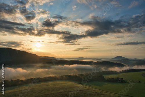 Faszinierende  beeindruckende Morgenstimmung mit Nebel   ber den Elbe  T  ler im Nationalpark S  chsische Schweiz. Blick von der Kaiserkrone auf Zirkelstein  Rosenberg  Schrammsteine bis Lilienstein.