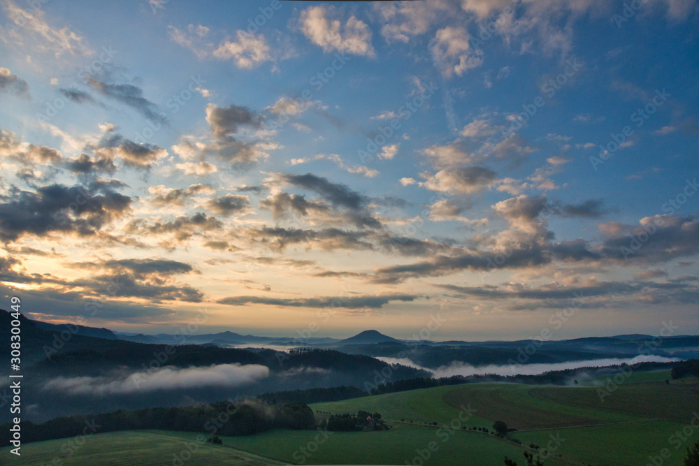 Faszinierende, beeindruckende Morgenstimmung mit Nebel über den Elbe, Täler im Nationalpark Sächsische Schweiz. Blick von der Kaiserkrone auf Zirkelstein, Rosenberg, Schrammsteine bis Lilienstein.