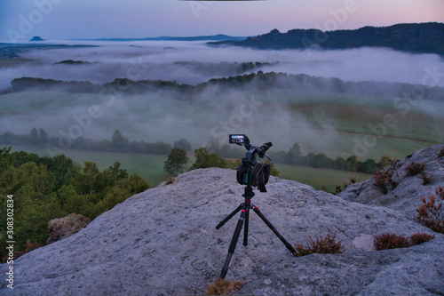 Faszinierende, beeindruckende Morgenstimmung mit Nebel über den Elbe, Täler im Nationalpark Sächsische Schweiz. Blick von der Kaiserkrone auf Zirkelstein, Rosenberg, Schrammsteine bis Lilienstein.