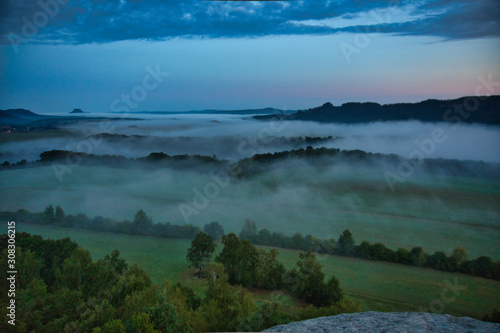 Faszinierende, beeindruckende Morgenstimmung mit Nebel über den Elbe, Täler im Nationalpark Sächsische Schweiz. Blick von der Kaiserkrone auf Zirkelstein, Rosenberg, Schrammsteine bis Lilienstein.