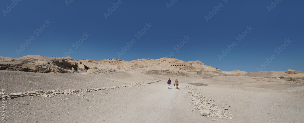 Panoramafoto mit Blick auf el-Qurna, das Dorf der Grabräuber und das Gebirge mit Gräberfeldern in  Luxor, Ägypten