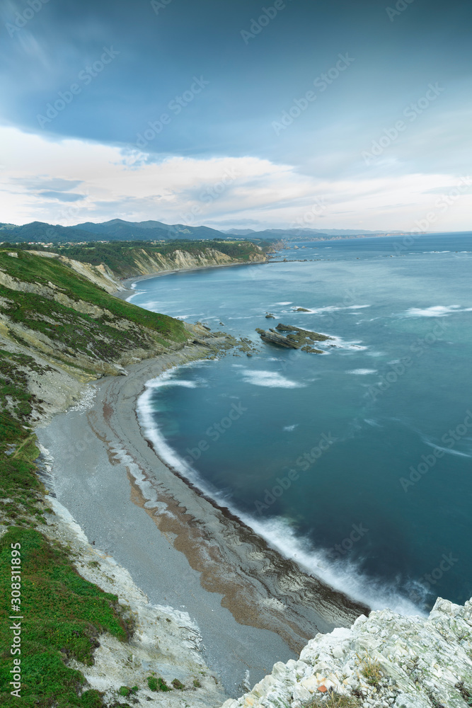 Vista del Cabo Vidio con el cielo azul y nubes en Cudillero. Asturias, España. Vista del Cabo Vidio con el cielo azul y nubes en Cudillero. Asturias, España.