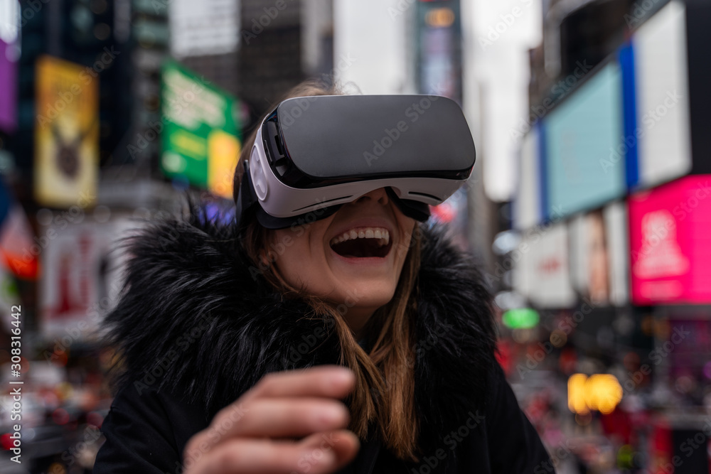 Obraz premium young woman using VR in the city of new york