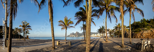 Photo Wide panorama from the Arpoador boulevard showing the sunrise over Ipanema beach
