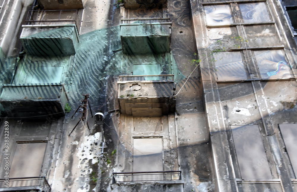 Kriegsruine mit Einschusslöchern