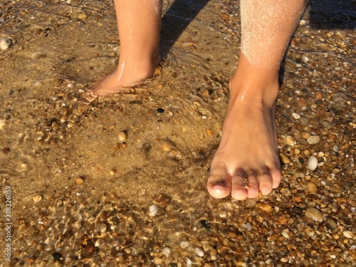 Les pieds dans l'eau © Camille