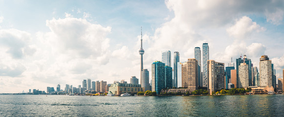 Fototapete Kanada Panoramablick auf die bewölkte Skyline von Toronto mit Waterfront  © Omar