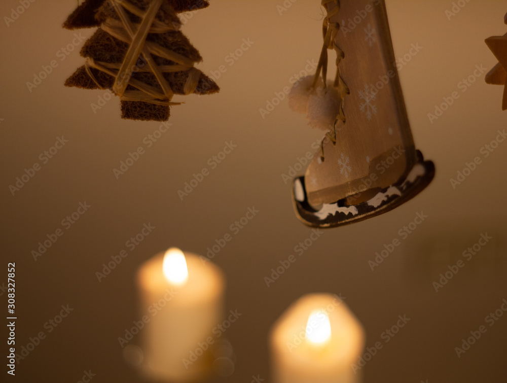Zwei Kerzen im Hintergrund Schmuck Schuh und Baum