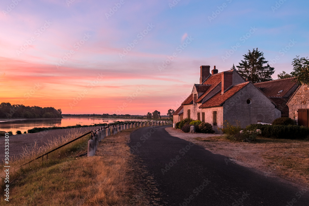 Maison campagne soleil couché été ancien route ciel orange ville d'antan ancienne tamisé bord eau fleuve rivière voyage passé Maison campagne soleil couché été ancien route ciel orange ville d'antan ancienne tamisé bord eau fleuve rivière voyage passé