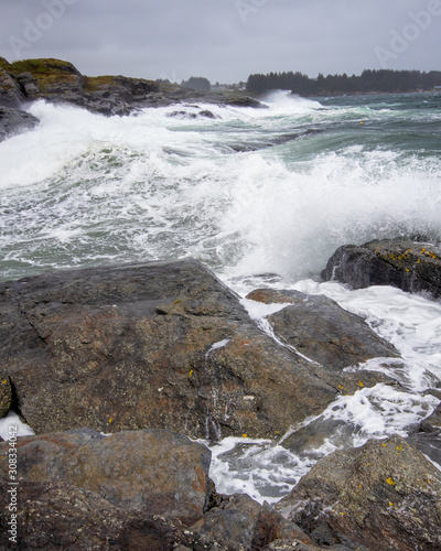 фотографія tiff breeze and the waves hit the rock i norge