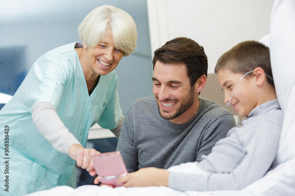 Obraz premium boy dad and his pediatrician laughing