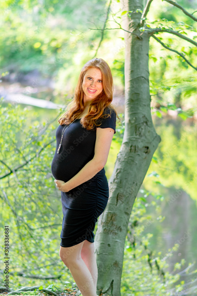 Maternity picture Young Redhead Mom Maternity picture Young Redhead Mom
