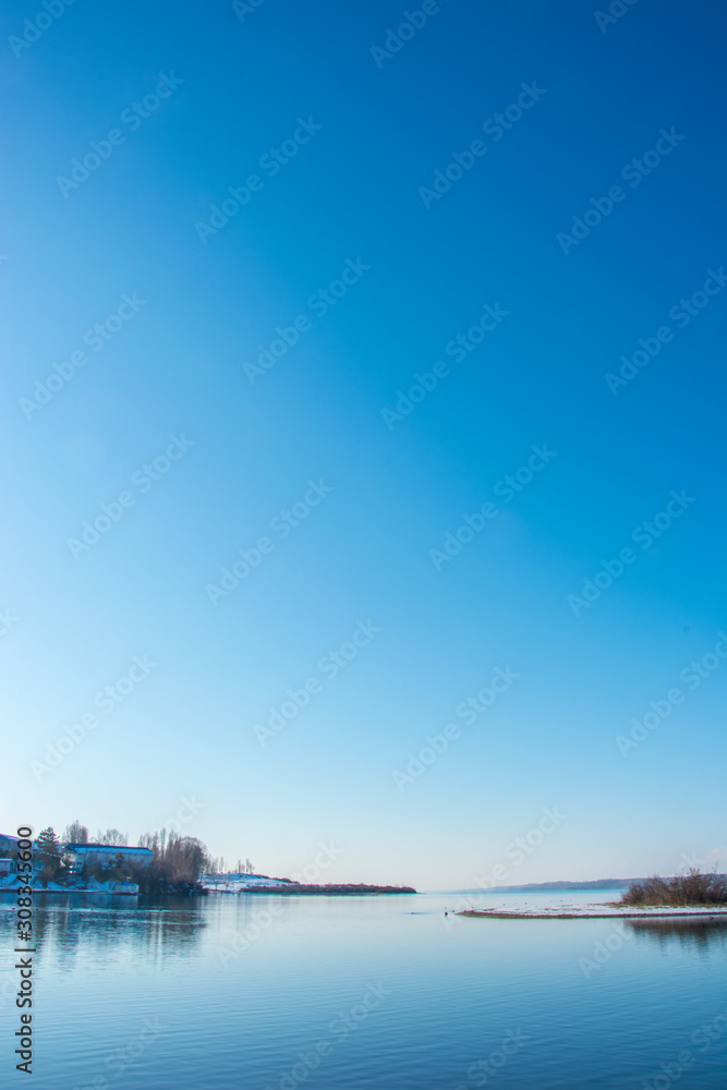 青空とイシククル湖