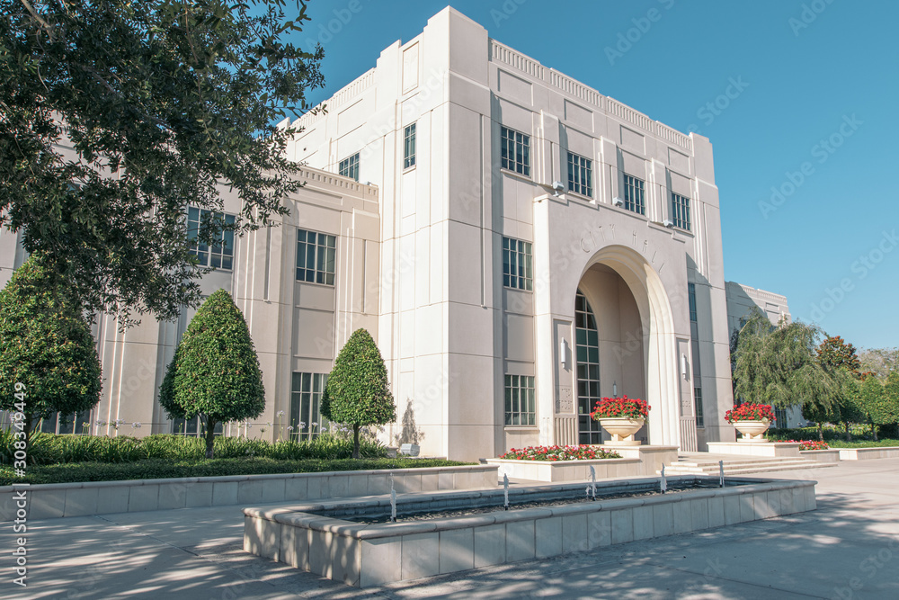 Obraz premium Historic Winter Garden City Hall in Florida. A white three story building made of stone with outside fountain