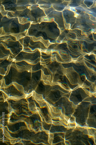 Lichtreflexe im klaren Wasser
