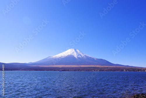 澄み切った青空と富士山と山中湖